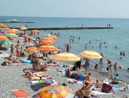 Уже ничего не помогает: отдыхающие в Геленджике и Анапе массово сетуют на новую беду — отпускникам приходится очень туго