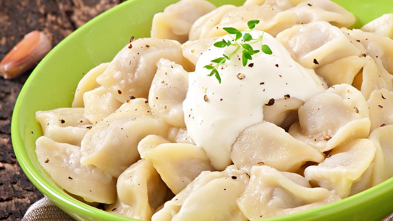 Главная картинка новости: Перемолотые рога и копыта в тесте, мяса нет: Роскачество назвало худшие марки пельменей. Не покупайте даже по акции