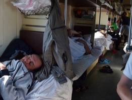 Никогда сами не предложат: проводники обязаны оказать эту услугу каждому пассажиру поезда — правило действует и в купе, и в плацкарте