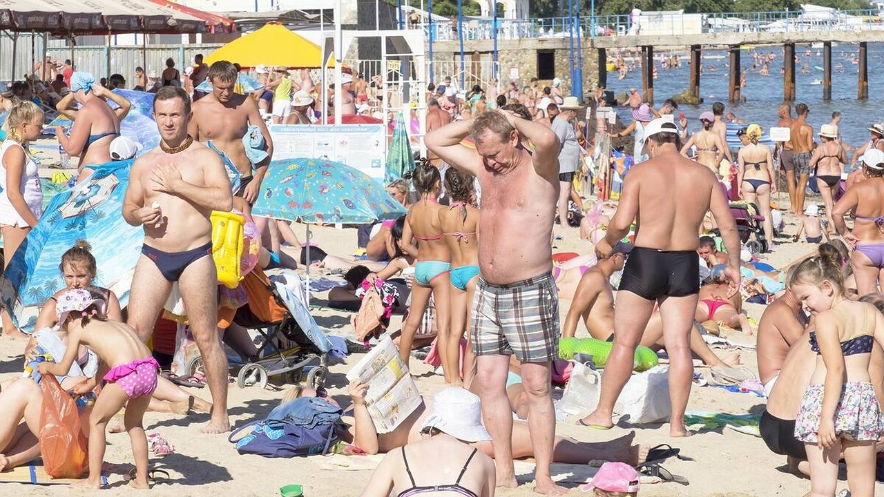 Главная картинка новости: «Некуда наступить!»: туристы назвали пляж на Черном море, куда лучше не соваться