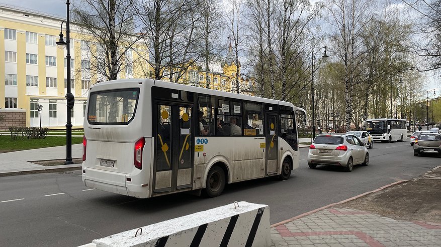 В Коми столкнулись пассажирский автобус и легковая машина