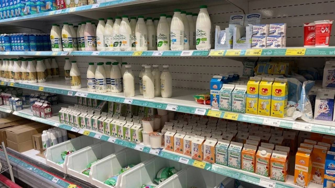 Главная картинка новости: Крашеная мелом вода: Росконтроль назвал марки молока, которые лучше не брать даже по акции