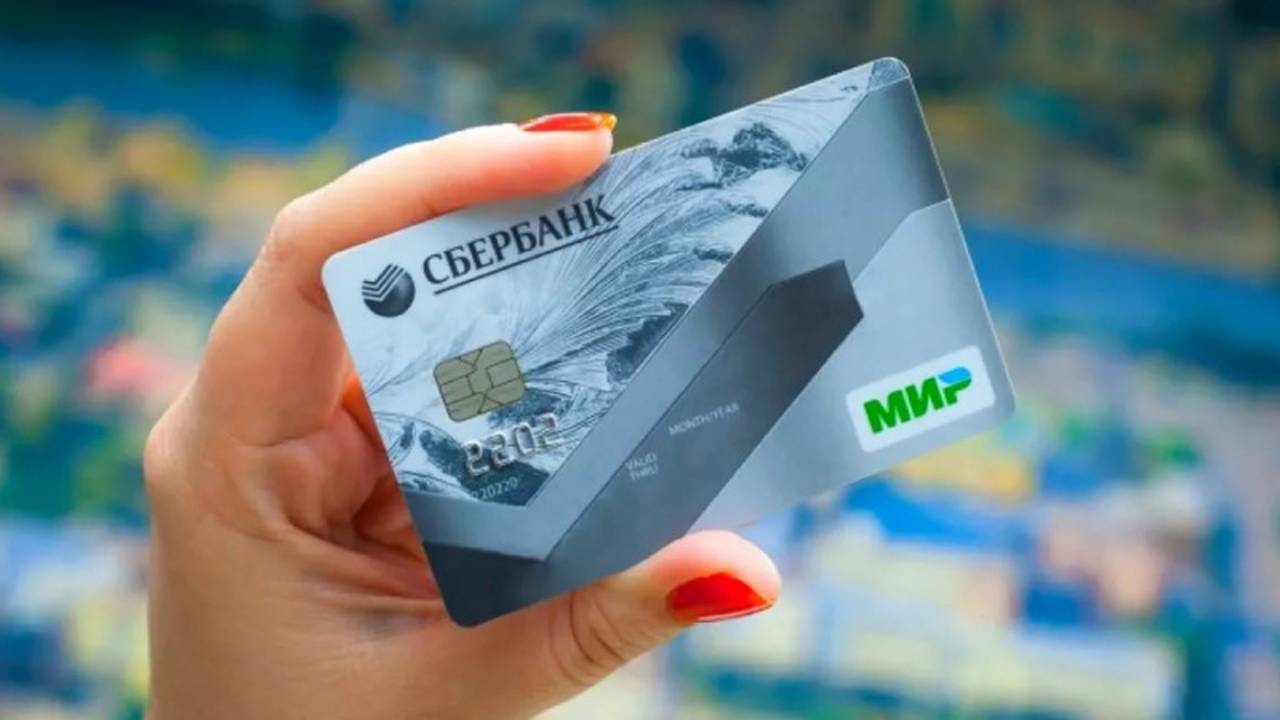 Главная картинка новости: Снимут со всех, у кого есть карта «Мир»: Неприятный сюрприз ждет россиян уже с 1 сентября