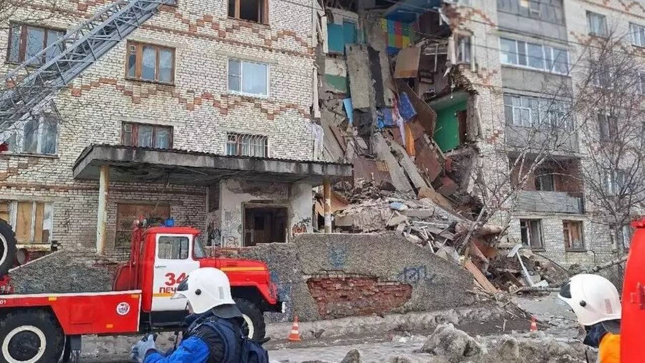 Главная картинка новости: В Коми обломки рухнувшего дома вывезли на дачные участки