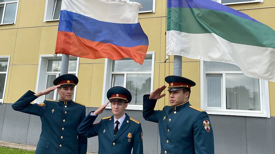 Главная картинка новости: В Коми росгвардейцы поучаствовали в праздновании Дня флага РФ и Дня Коми