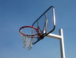 Глава Коми 2 минуты пытался попасть в баскетбольное кольцо в школе