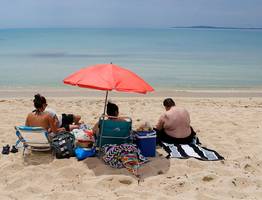 Отдыхающие в панике покидают пляжи: власти запретили купаться в Черном море