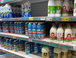 Крашеная мелом вода: Росконтроль назвал марки молока, которые лучше не брать даже по скидке