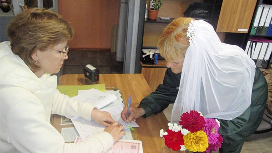 Главная картинка новости: В исправительной колонии №31 Коми прошла свадьба для осужденной женщины