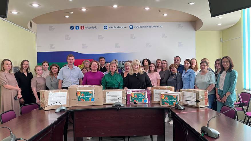 Главная картинка новости: Сотрудники Минобрнауки Коми отправят гумпомощь для детей из Ровеньков