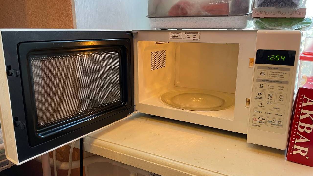 Главная картинка новости: Взрыв, ожоги и болезни: разогревать в микроволновке можно минимум продуктов