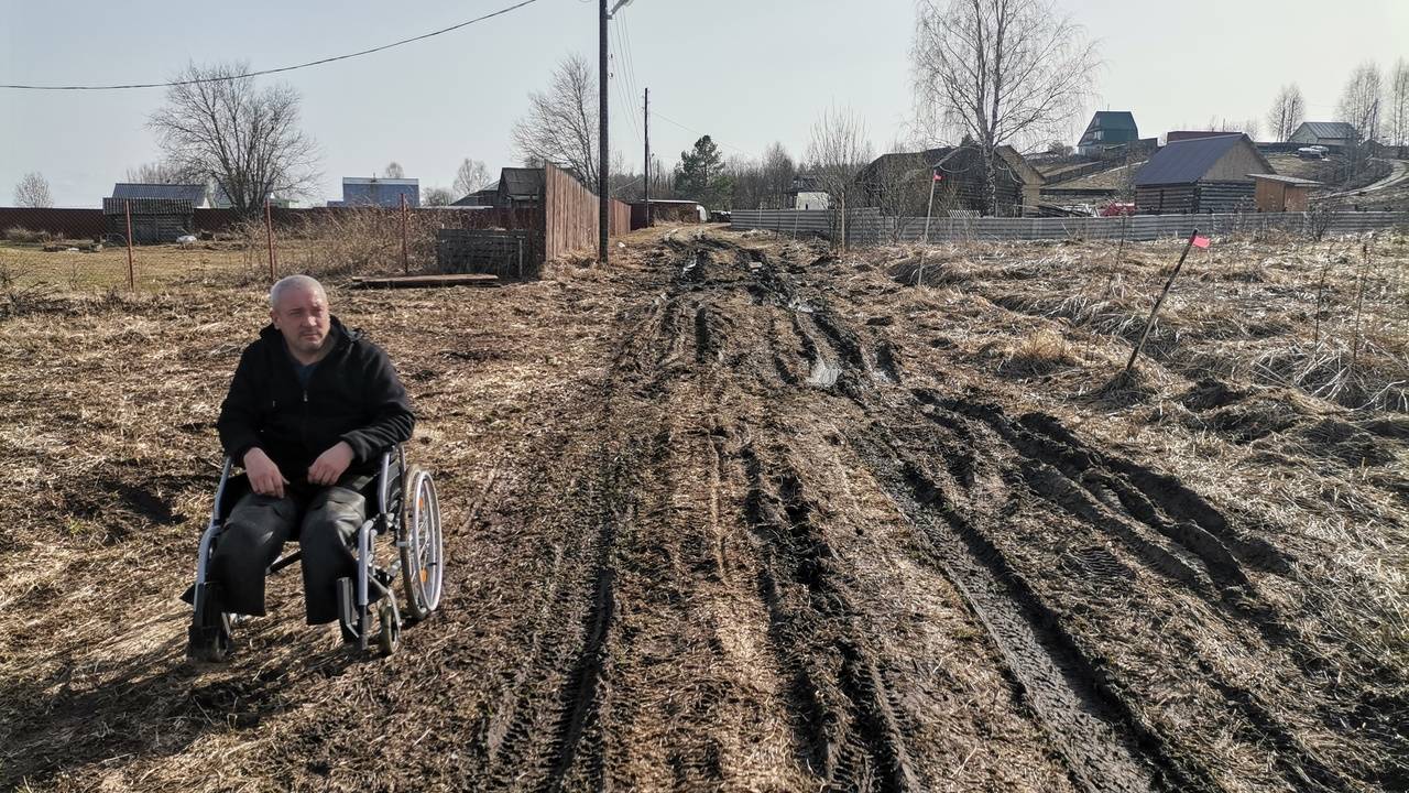 Главная картинка новости: В одной из деревень Коми инвалид - колясочник сам колет дрова, топит печь, выращивает овощи и ухаживает за мамой