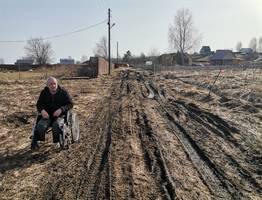 В одной из деревень Коми инвалид - колясочник сам колет дрова, топит печь, выращивает овощи и ухаживает за мамой