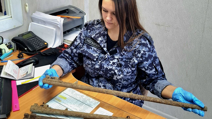 Главная картинка новости: Житель города в Коми во время уборки гаража родственника нашел 3 ствола