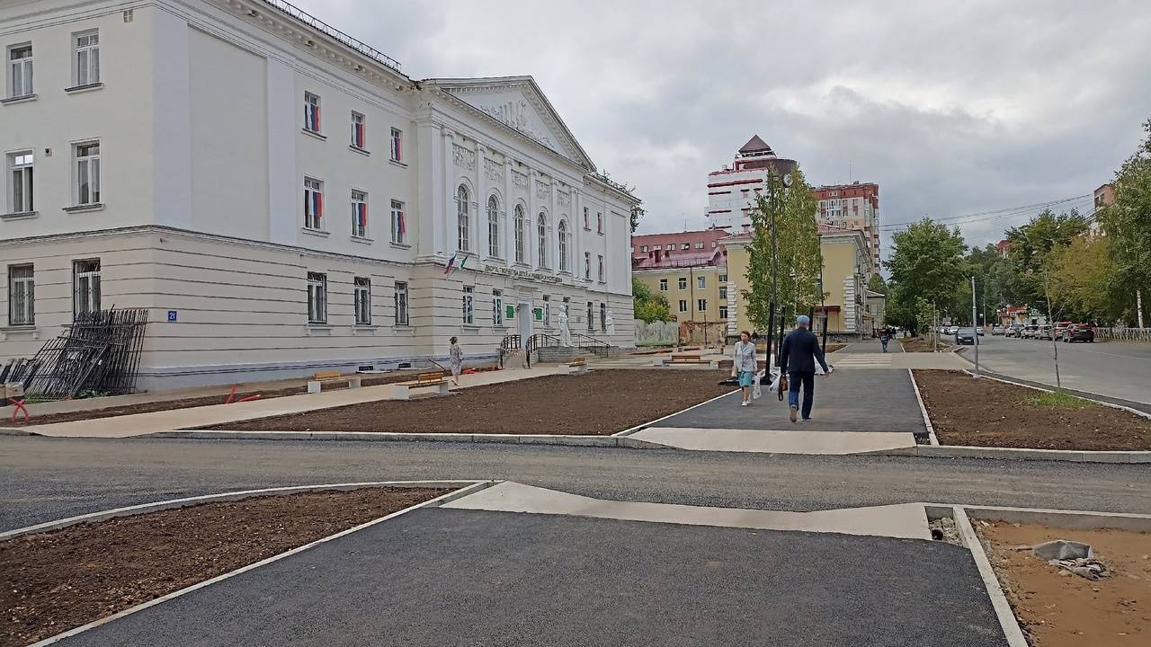 Главная картинка новости: Сыктывкарцы в шоке от ремонта площадки перед детским учреждением