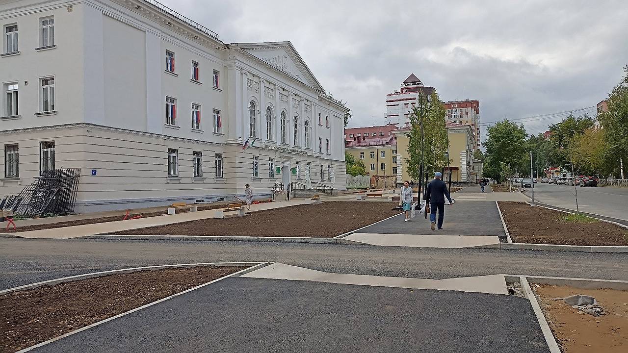 Главная картинка новости: Сыктывкарцы в шоке от ремонта площадки перед  детским учреждением
