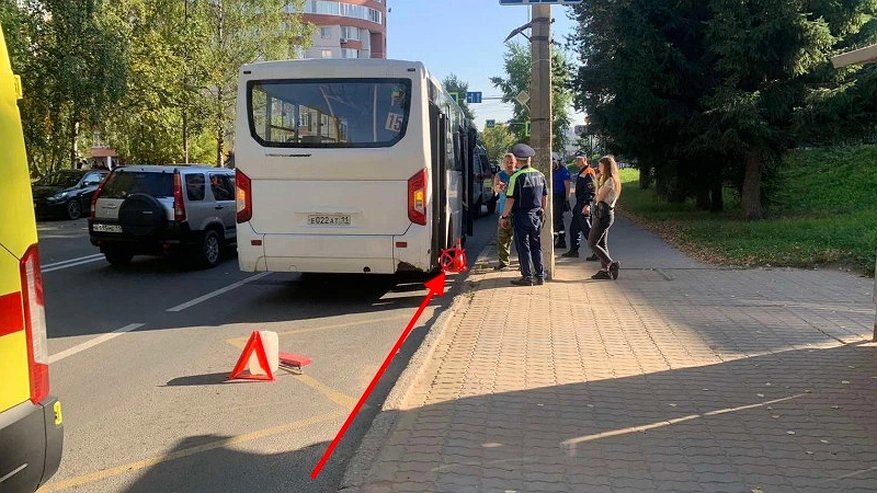 В одном из городов Коми пенсионерка выпала из автобуса