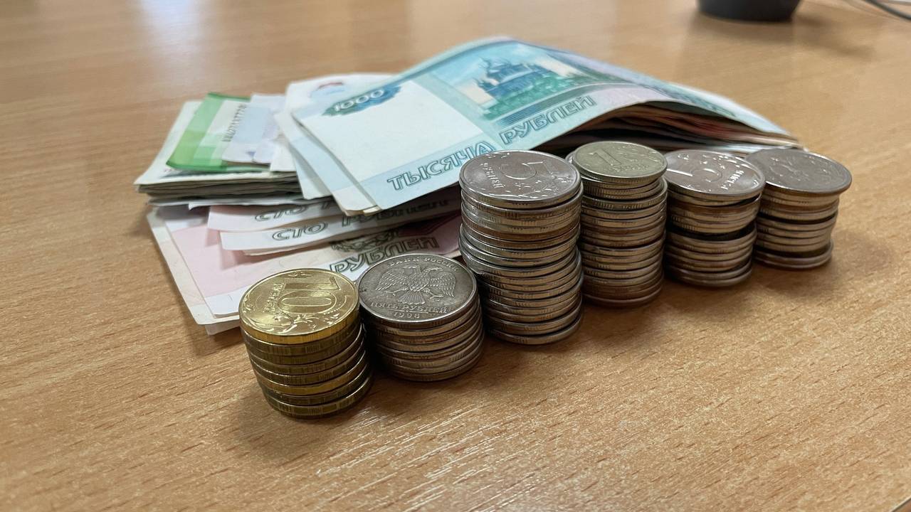 Главная картинка новости: Каким россиянам поднимут зарплату в октябре