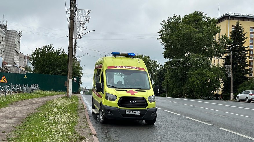 В Коми во дворе дома отечественное авто сбило 26-летнюю девушку