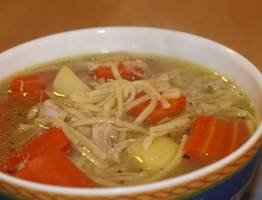 Куриный бульон будет прозрачнее слезы: добавьте при варке мяса именно этот ингредиент — вкуснейший суп гарантирован