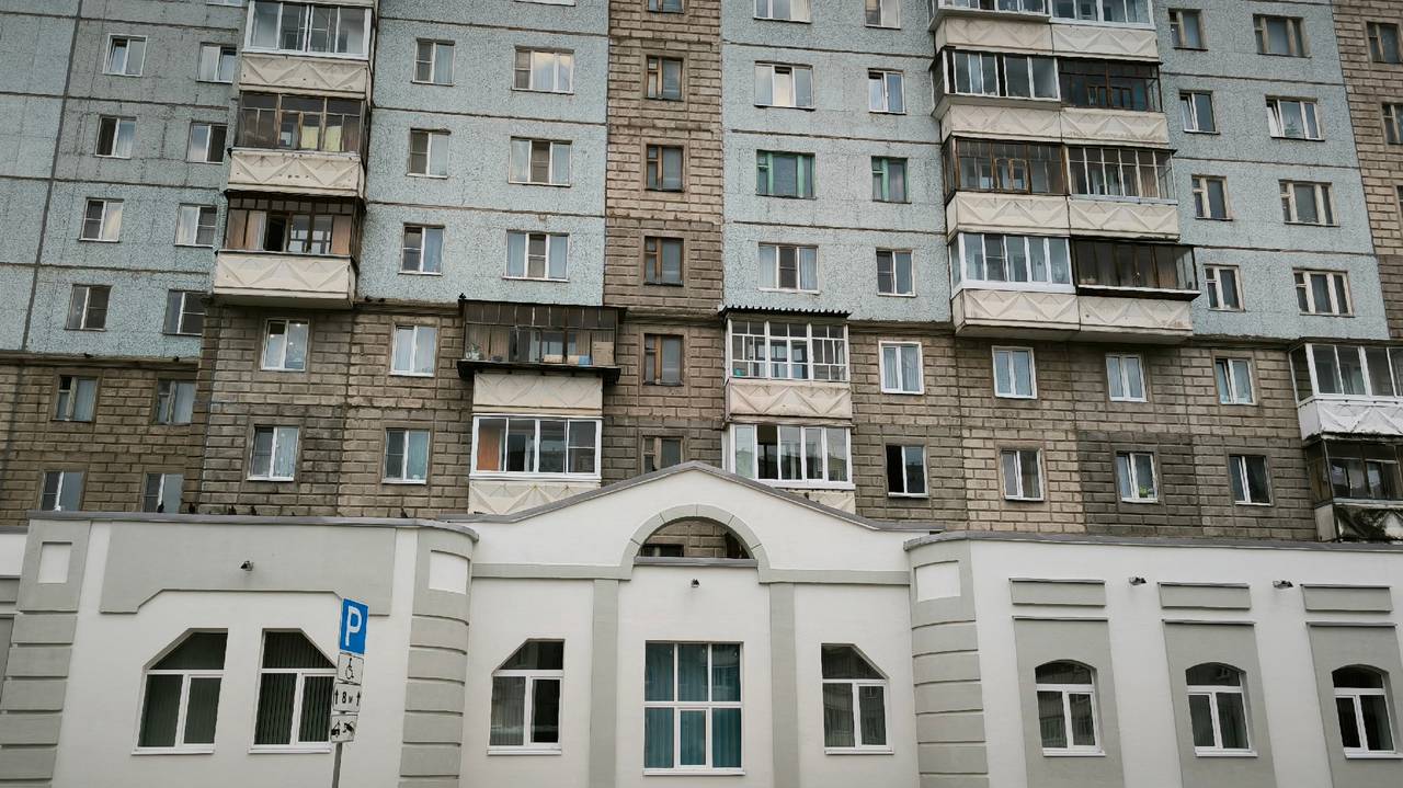 Главная картинка новости: С 1 октября застекленные балконы под запретом: требуют все снести и запрещают восстановить