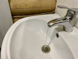 Разрезаю пластиковую бутылку - и любой засор пропадает бесследно: делаю так многие годы - о вантузе и сантехниках забыла