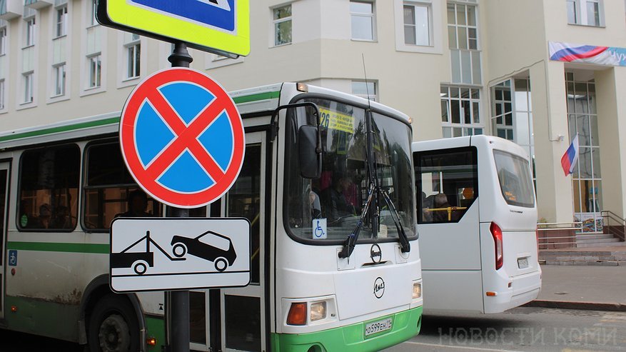 В одном из городов Коми столкнулись автобус и минивен