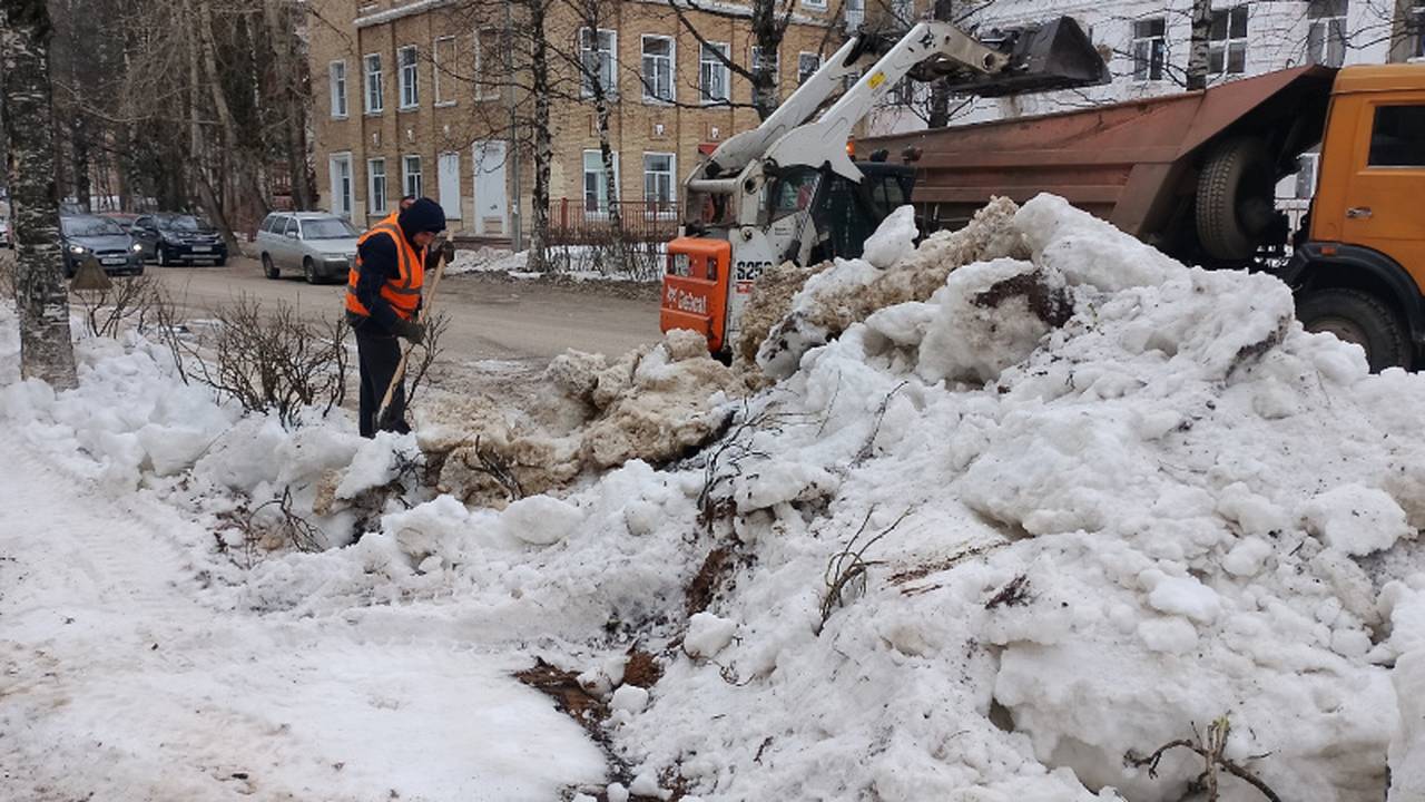 Главная картинка новости: За несколько месяцев с улиц столицы Коми вывезут 56,2 тыс. кубометров снега
