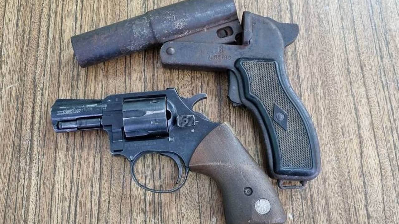 Главная картинка новости: Оленевод пришел с двумя пистолетами в отдел Росгвардии по Коми