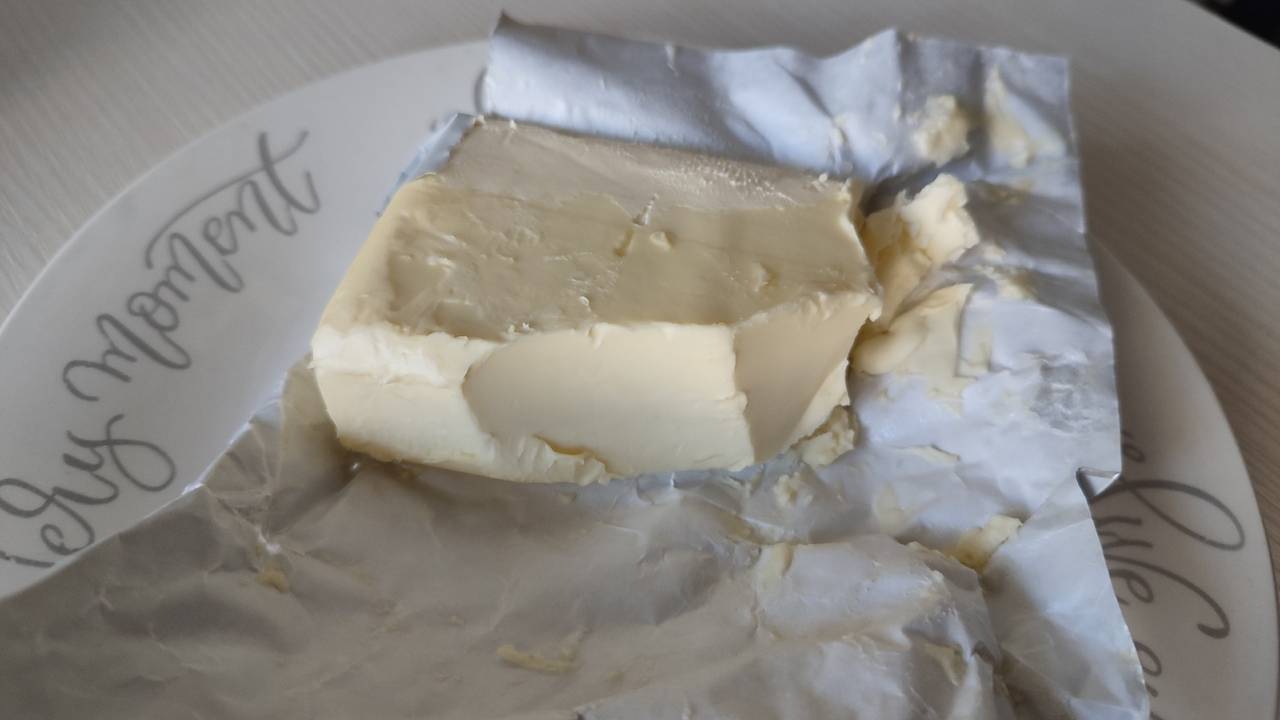 Главная картинка новости: С ноября в магазинах РФ вводятся ограничения на продажу сливочного масла: покупателей встречают пустые полки