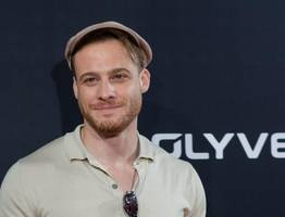 У Керема Бюрсина новая девушка.