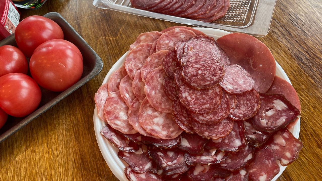 Главная картинка новости: Можно смело покупать – там чистое мясо: Росконтроль назвал самые лучшие марки колбасы