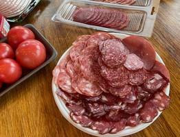 Можно смело покупать – там чистое мясо: Росконтроль назвал самые лучшие марки колбасы