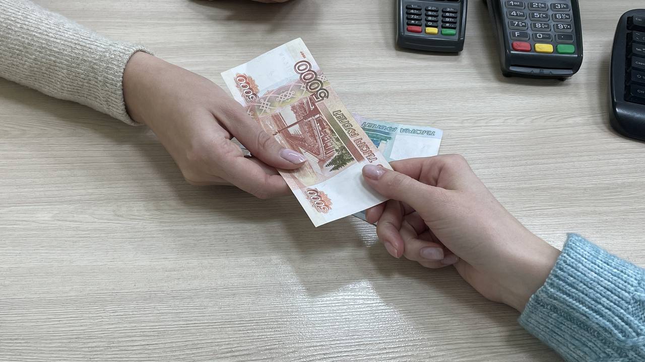 Главная картинка новости: Начислят всем без исключения: россиянам придут небольшие суммы на карту – ждать зачисления с 29 октября