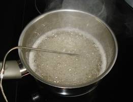 Нужно ли сливать «первую воду» при варке мяса: опытный шеф-повар наконец поставил точку в этом вопросе