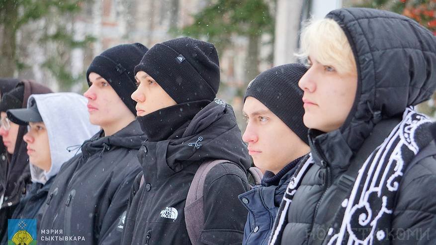 Главная картинка новости: В столице Коми проводили на “срочку” 30 молодых людей