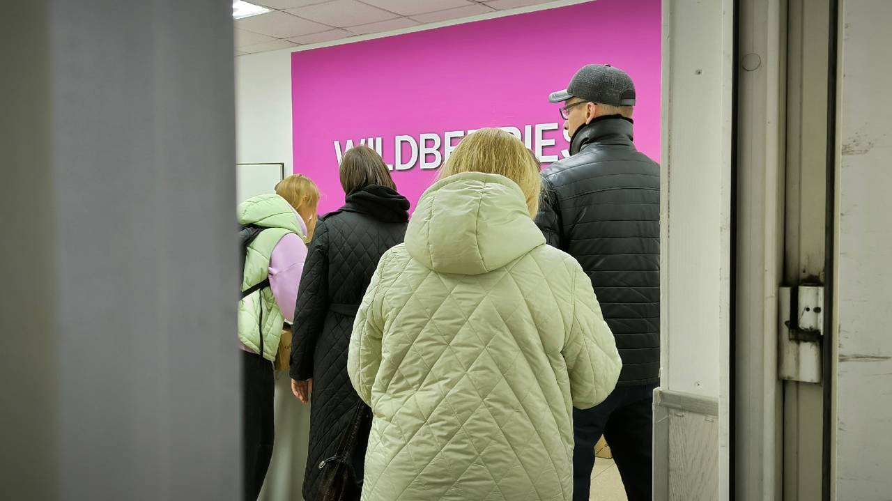 Главная картинка новости: «Начнут списывать с карты». Всех, кто заказывает на Wildberries, AliExpress и Ozon, ждет новое правило