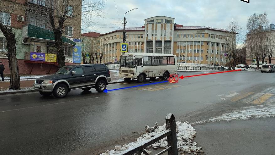 Главная картинка новости: В Сыктывкаре пассажирка маршрутного автобуса №23 потеряла передние зубы в результате ДТП