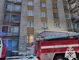 В Ухте потушили пожар в многоэтажке: спасатели вытащили из огня семь человек