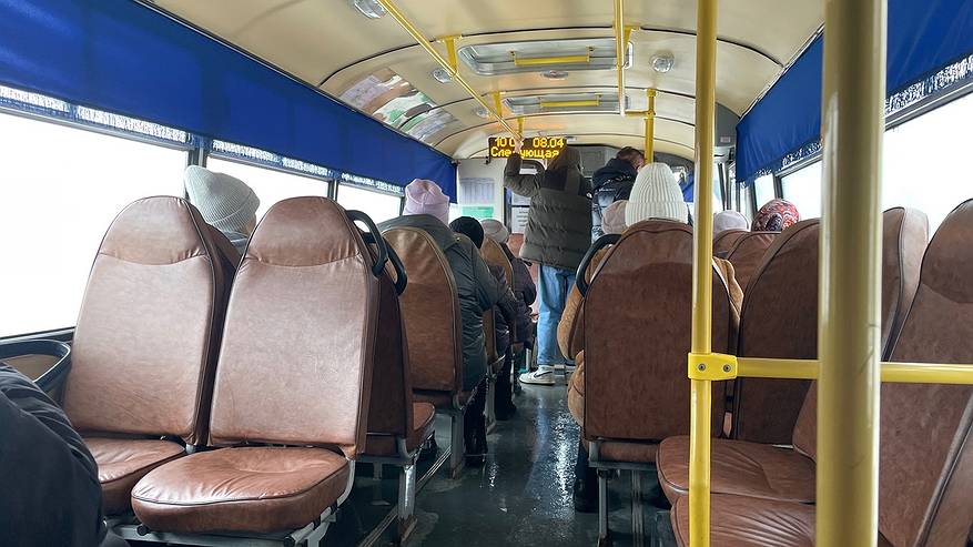 Главная картинка новости: Сыктывкарский пассажир сел в автобус №15, приняв его за №1 — произошла путаница с маршрутными указателями