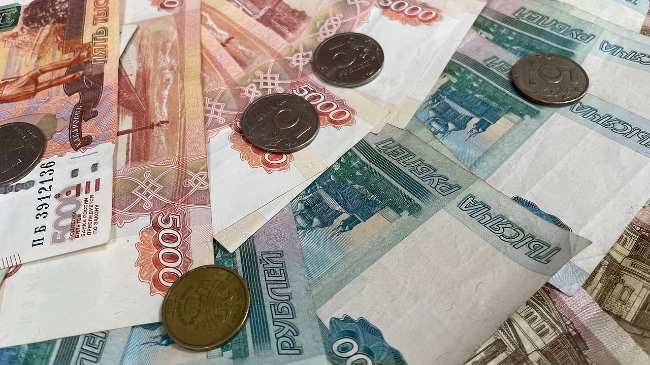 Главная картинка новости: Жители Коми стали больше зарабатывать и больше тратить денег на покупку товаров