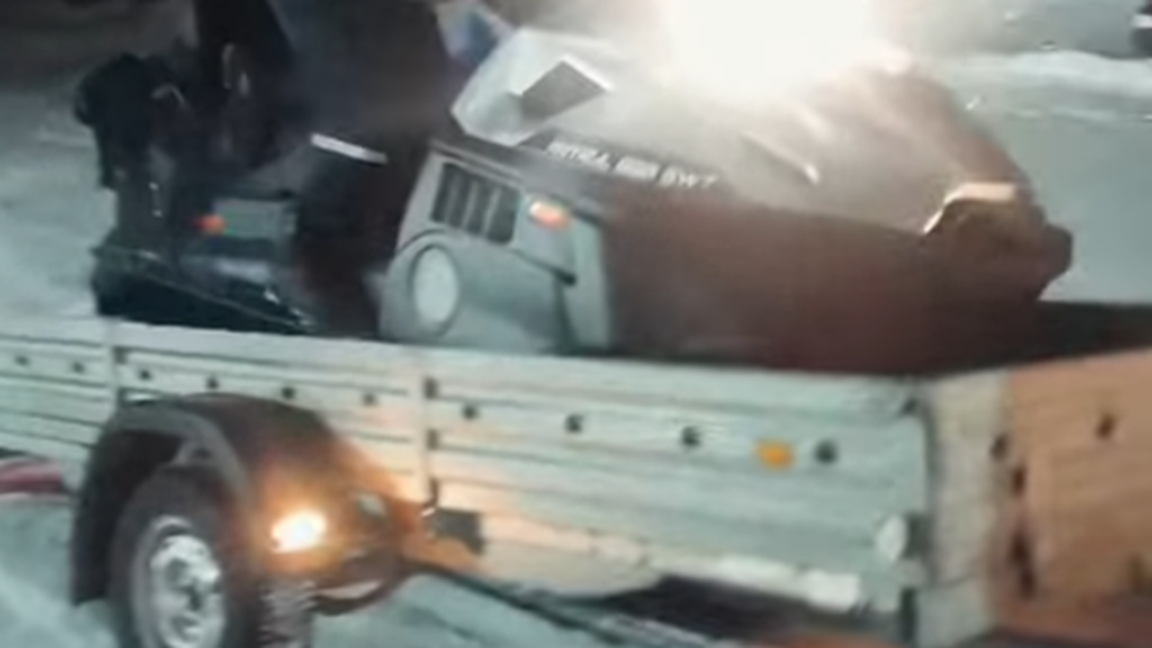 Главная картинка новости: Спасатели эвакуировали из ухтинского леса двух замерзших мужчин: один из них провалился в воду