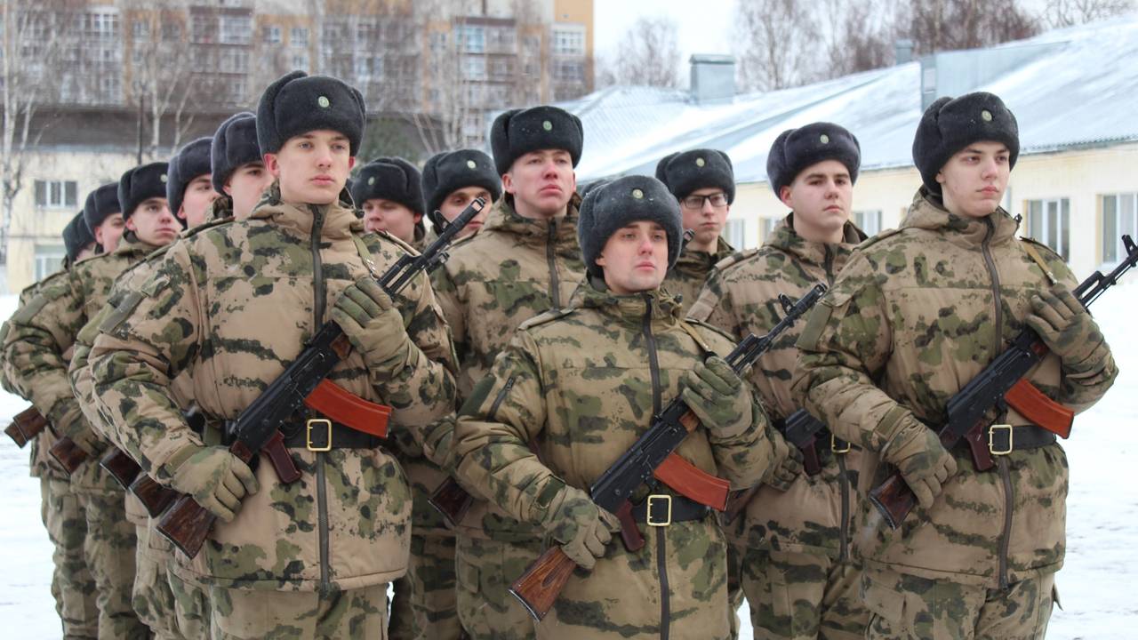 Главная картинка новости: Срочники осеннего призыва приняли присягу в Коми