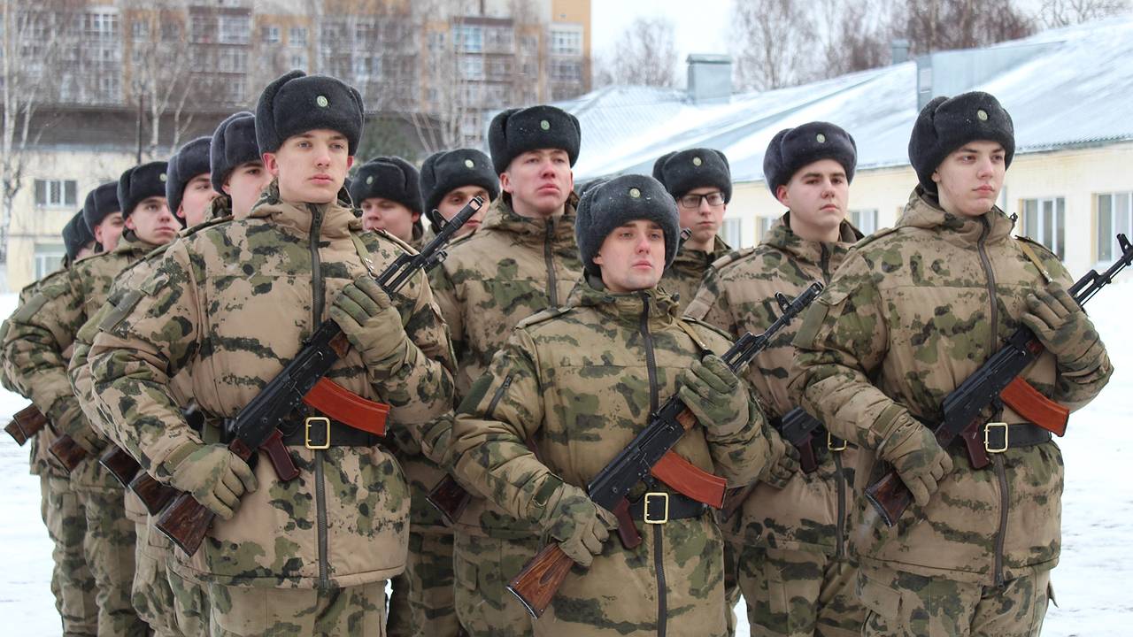 Главная картинка новости: Срочники осеннего призыва приняли присягу в Коми