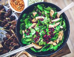 Салат, который ем и не могу остановиться! Шикарный рецепт с крабовыми палочками – пальчики оближешь