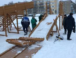 В Коми неизвестные испортили новогоднюю горку на этапе установки