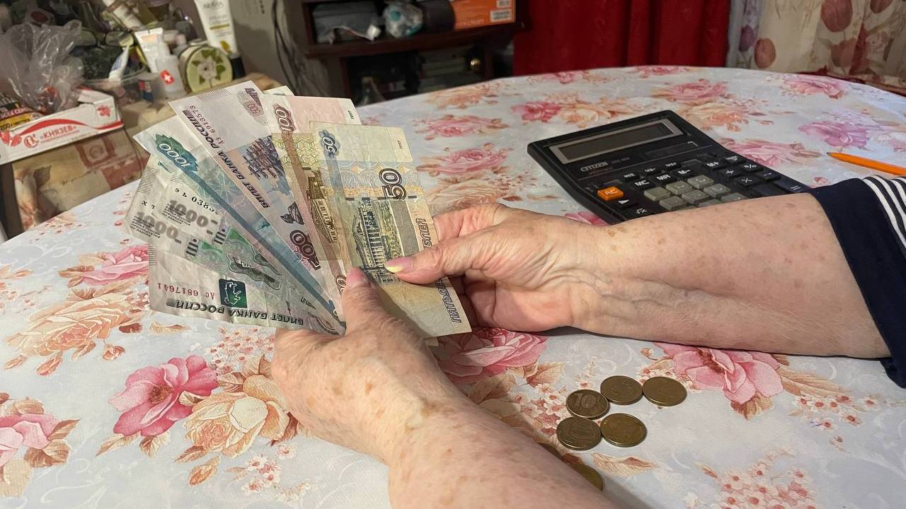 Главная картинка новости: Всем пенсионерам одобрили новогоднюю выплату: на карту каждому придет по 15 000 рублей