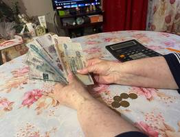Всем пенсионерам одобрили новогоднюю выплату: на карту каждому придет по 15 000 рублей