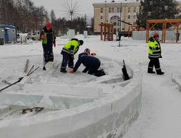 Ледовый городок на Стефановской площади в Сыктывкаре обеспечили ледовыми блоками и праздничной иллюминацией