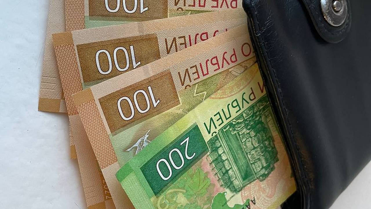 Главная картинка новости: Всем пенсионерам одобрили новогоднюю выплату: на карту придет от 15 000 рублей